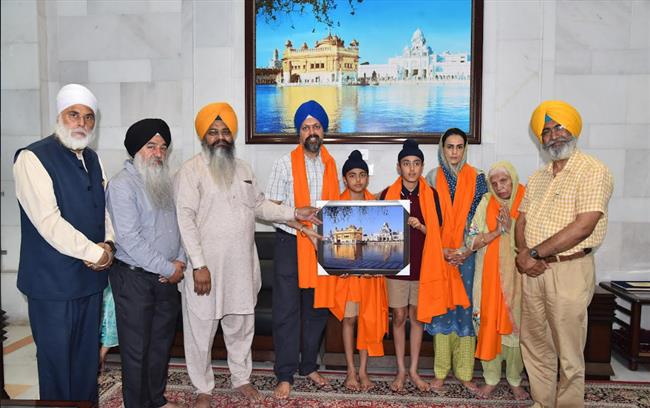 ਇੰਗਲੈਂਡ ਦੇ ਸੰਸਦ ਮੈਂਬਰ ਤਨਮਨਜੀਤ ਸਿੰਘ ਢੇਸੀ ਸੱਚਖੰਡ ਸ੍ਰੀ ਹਰਿਮੰਦਰ ਸਾਹਿਬ ਵਿਖੇ ਮੱਥਾ ਟੇਕਦੇ ਹੋਏ