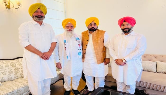 ਉੱਘੇ ਸਮਾਜ-ਸੇਵੀ ਅਤੇ ਕਾਰੋਬਾਰੀ ਸਟੀਵਨ ਕਲੇਰ ਅਤੇ ਕਾਂਗਰਸੀ ਆਗੂ ਪਰਮਜੀਤ ਰਾਏਪੁਰ ਨੇ ਫੜ੍ਹਿਆ ‘ਆਪ ਦਾ ਪੱਲਾ