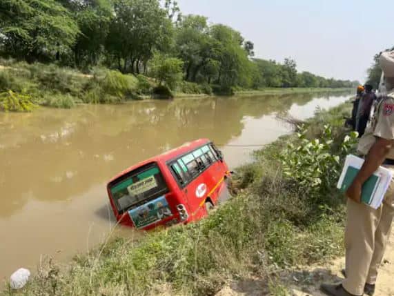 Punjab News: ਬਠਿੰਡਾ ਨੇੜੇ ਨਹਿਰ ‘ਚ ਡਿੱਗੀ ਮਿੰਨੀ ਬੱਸ, ਪਿੰਡ ਵਾਸੀਆਂ ਨੇ ਬਚਾਈਆਂ ਕਈ ਜਾਨਾਂ